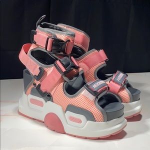 Sneakers like sandals